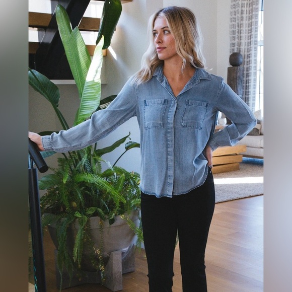 Velvet Heart Tops - Velvet Heart light denim chambray button down top with long sleeves & pockets M